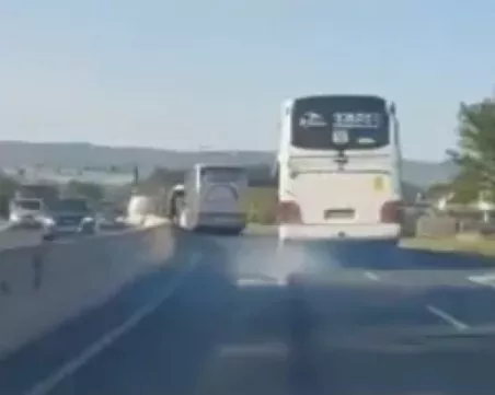 Награждават двамата мъже, задържали пияния шофьор на автобус край Несебър