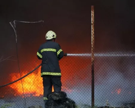Огромният горски пожар в Сакар  наближава две села -  15 пожарни и хеликоптери гасят огъня
