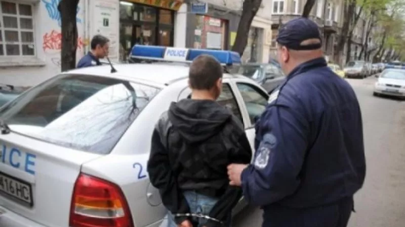 Дързък грабеж посред бял ден в Пловдив - мъж издърпа гривната да 25-годишна