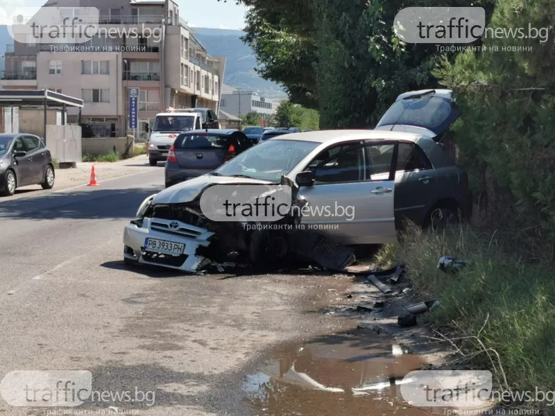 Две коли се блъснаха в Кючука, откараха един от водачите в болница