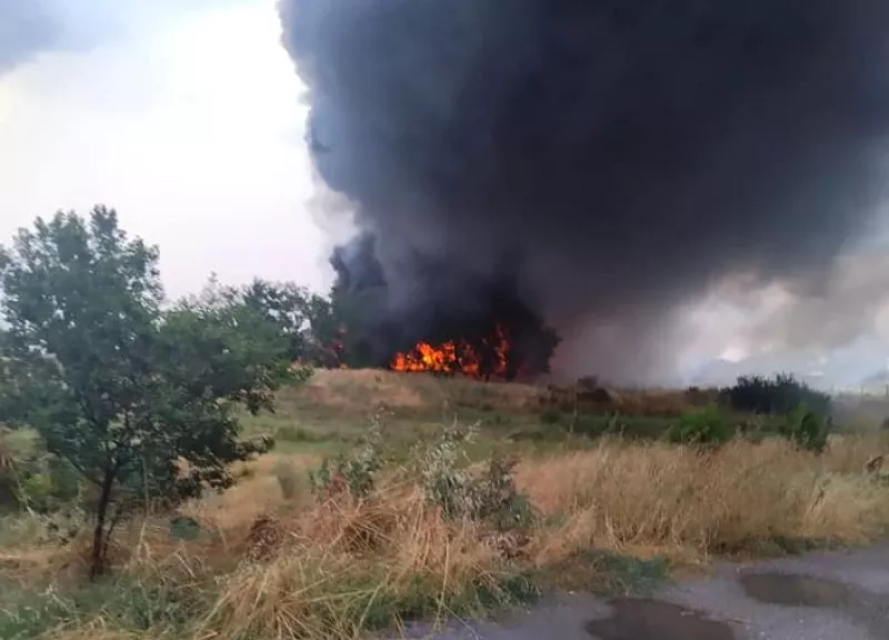 Голям пожар бушува край Карнобат