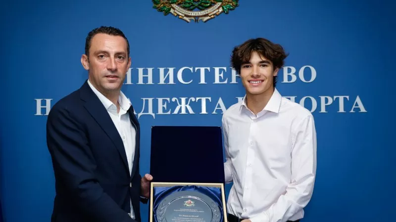 Министър Пешев към Никола Цолов: Вие вдъхновявате цяло едно поколение млади спортисти