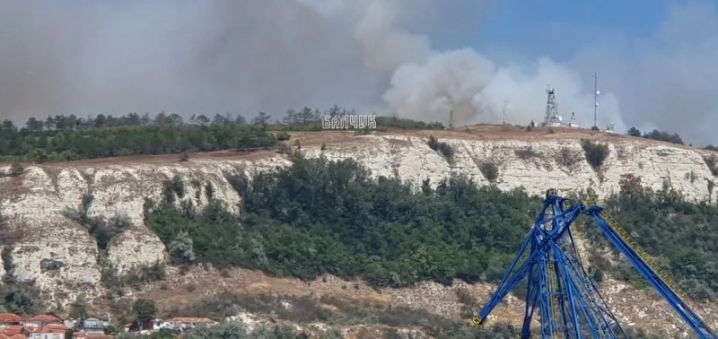 Пожар бушува в Балчик, обхваната е територия от 10 декара