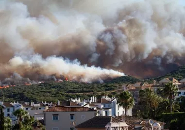 Втори ден огнеборците в Южна Франция се опитват да овладеят