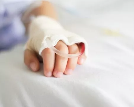 2-годишно дете падна от тераса върху циментова площадка