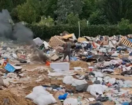Безразсъдно! Мъж запали огън сред сметище до гробищата в Асеновград