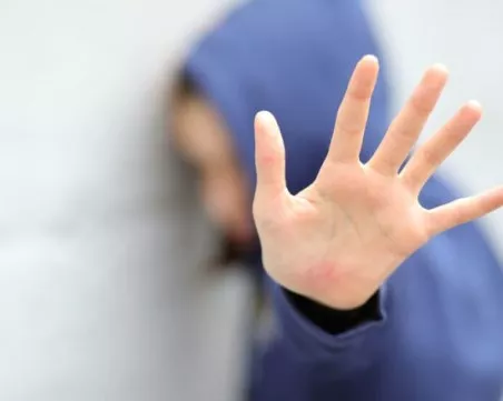 Деца на 9 и 11 години нападнаха 12-годишно момче с метален прът в Пазарджик