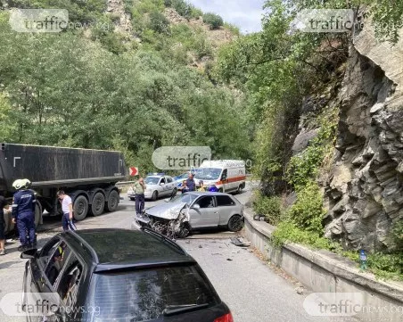 Лек автомобил се заби в камион на пътя Велинград–Пазарджик, има пострадал