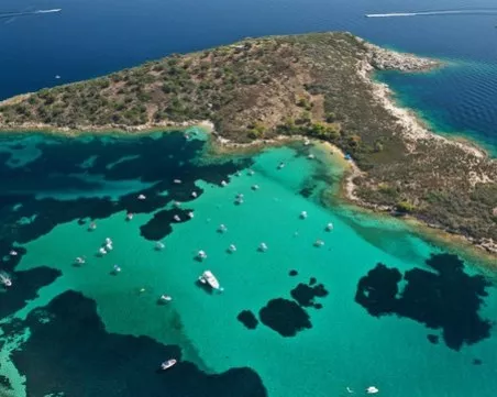 Лодка се разби в скали в Гърция, трима души са ранени