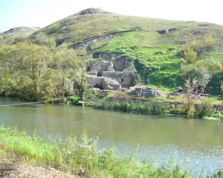 Пожарът край Карнобат е засегнал средновековна крепост, кметът: Умишлено е