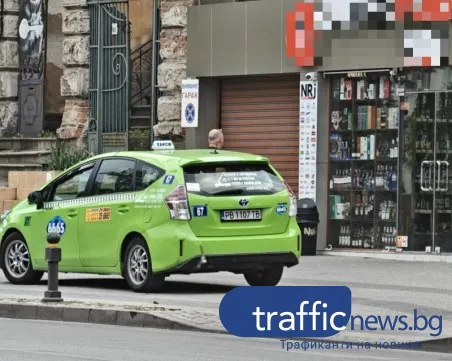 Тарикатско паркиране за цигари и кафе: Таксиджия си намърда колата на тротоар в центъра на Пловдив