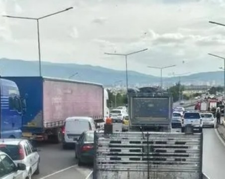 Тежка катастрофа с двама ранени на Околовръстното на София, едната кола е паднала в дере