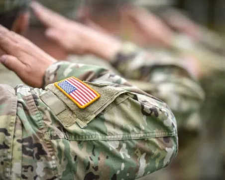 Въоръжен мъж застреля петима войници в американска база