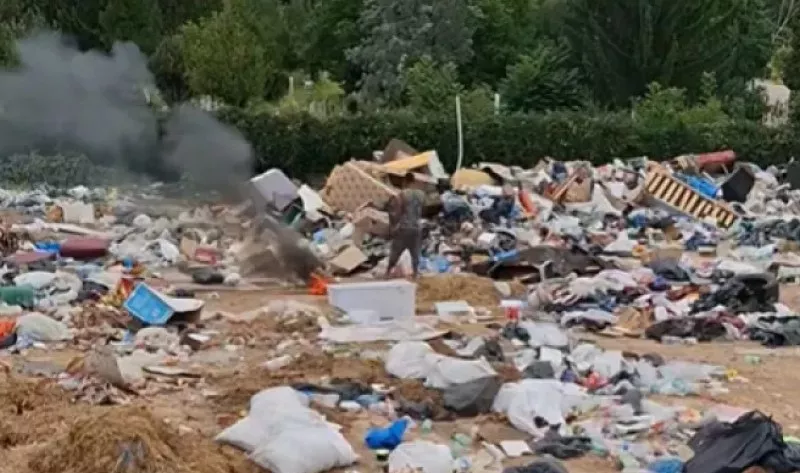 Безразсъдно! Мъж запали огън сред сметище до гробищата в Асеновград