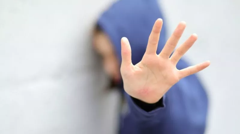 Деца на 9 и 11 години нападнаха 12-годишно момче с метален прът в Пазарджик