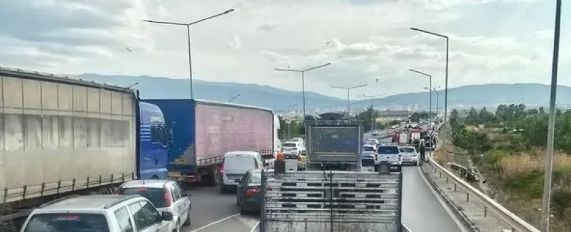 Тежка катастрофа с двама ранени на Околовръстното на София, едната кола е паднала в дере
