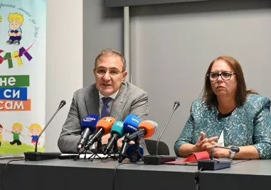 Министърът на труда и социалната политика Борислав Гуцанов и Държавната