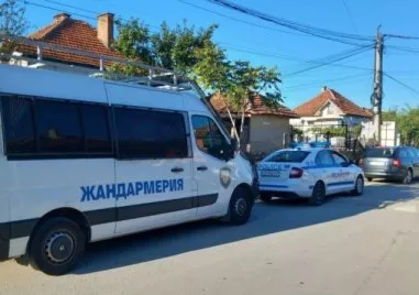 Пловдивска къща се превръща в бойно поле, жени се скубят и душат заради имотен спор