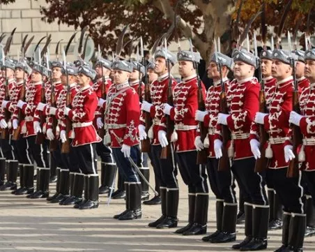 Армията ни търси – стройни гвардейци и сапьори, химици и оператори на дронове