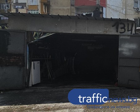 Гараж пламна в Асеновград, кола и мотор са изгорели