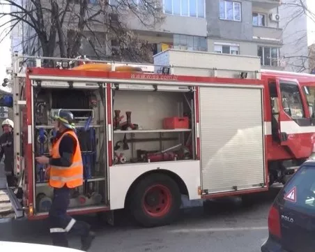 Пожарът в гараж в Асеновград тръгнал от необезопасени кабели, чисто нова кола е изгоряла