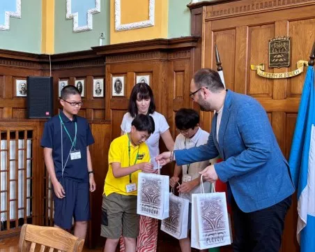 Зам.-кметът Пламен Панов посрещна ученици от побратимения японски град Окаяма