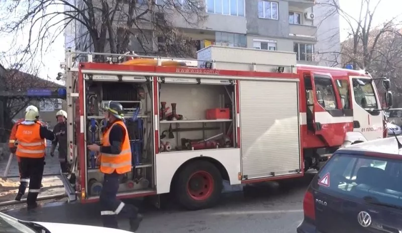 Пожарът в гараж в Асеновград тръгнал от необезопасени кабели, чисто нова кола е изгоряла