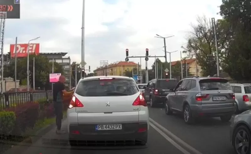Скандал на пловдивско кръстовище заради фас за малко да прерасне до бой