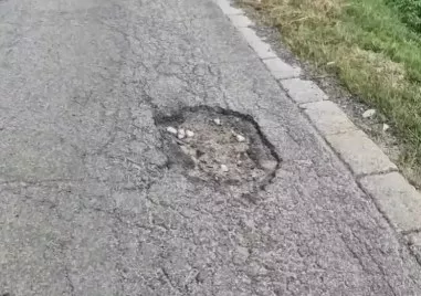 Отмениха глобата на шофьорката, пропаднала в огромна дупка и спукала гума