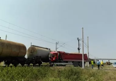 Влак и камион се сблъскаха на жп прелез край Маноле