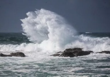 Гръцките власти въведоха забрана за плаване от пристанища Пирея Рафина