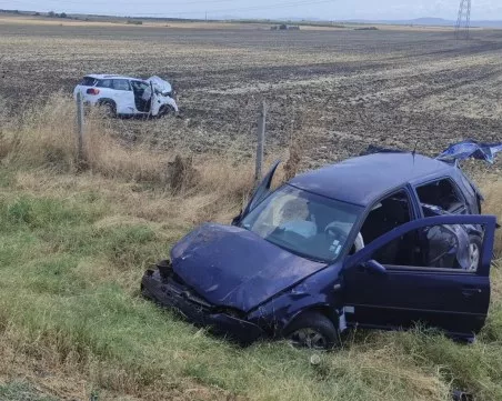 Две коли излетяха от пътя на АМ 