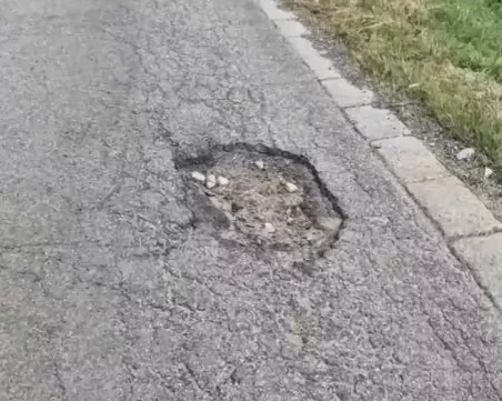 Отмениха глобата на шофьорката, пропаднала в огромна дупка и спукала гума