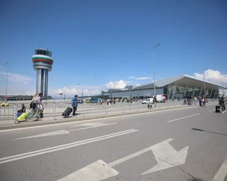 Скандално: Дете в инвалидна количка e било свалено от самолет в София