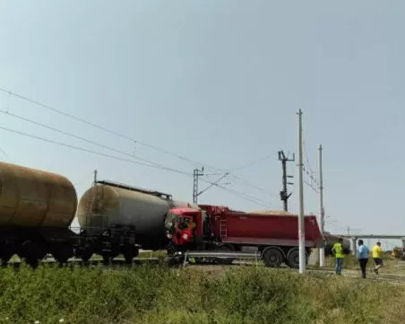 Влак помете камион край Пловдив, няма пострадали