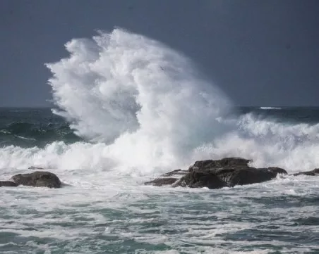 Забраниха плаването на няколко гръцки пристанища заради ураганни ветрове с пориви до 100 км/ч