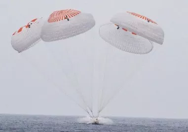 Екипаж от един японски и двама американски астронавти както и