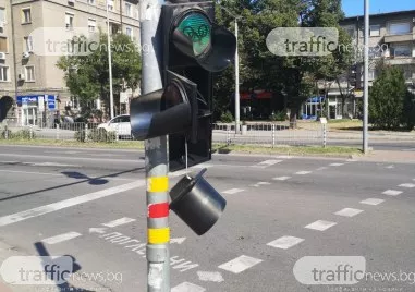 Светофарът на оживеното кръстовище на булевардите Мария Луиза и Източен