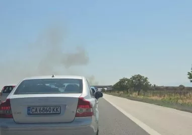 Пожар гори на 86 ия километър на автомагистрала Тракия в посока
