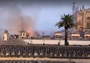 Пожар избухна в историческата джамия превърната в катедрала в испанския град Кордоба предаде АФП  Прочетете