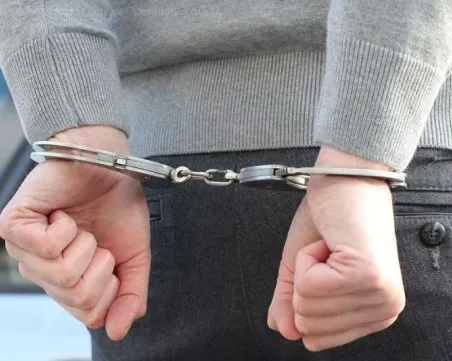 Арестуваха грък за детска порнография с непълнолетна българка и сестра ѝ