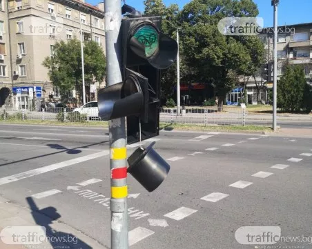 Счупен светофар на ключово кръстовище в Пловдив създава опасност за движението