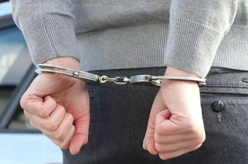 Арестуваха грък за детска порнография с непълнолетна българка и сестра ѝ