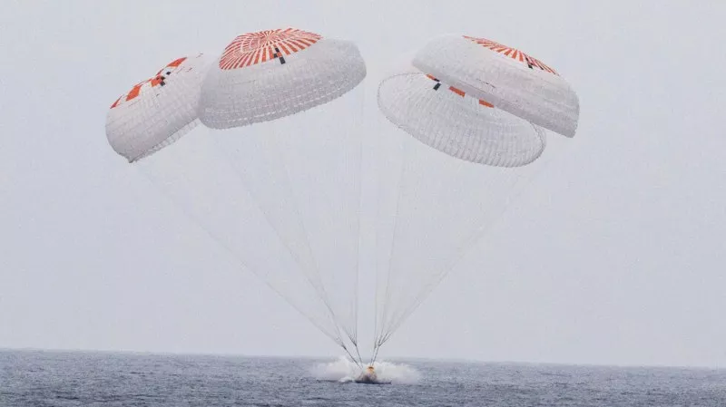 Астронавти се завърнаха на Земята с капсула на SpaceX след 5-месечен престой на МКС