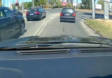 Абсурдно! Шофьор минава на червено на булевард в Пловдив, после прави задръствания на Околовръстното ВИДЕО
