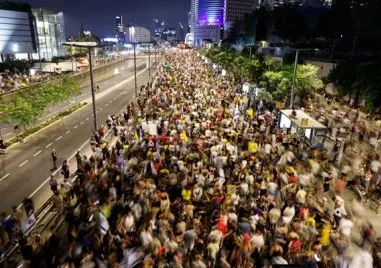 Десетки хиляди хора излязоха по улиците на Тел Авив за