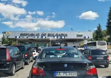 Интензивен е трафикът на леки автомобили през няколко гранични контролно пропускателни
