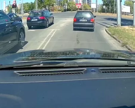 Абсурдно! Шофьор минава на червено на булевард в Пловдив, после прави задръствания на Околовръстното ВИДЕО