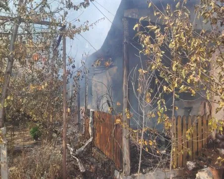 Пожар от зарядно за тример изпепели къща на възрастно семейство в Пловдивско