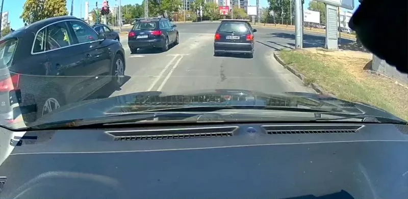 Абсурдно! Шофьор минава на червено на булевард в Пловдив, после прави задръствания на Околовръстното ВИДЕО